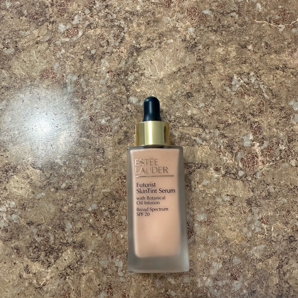 Estee Lauder Cream Foundation Flawless Radiance. Color: 4C3 Softan medium tan